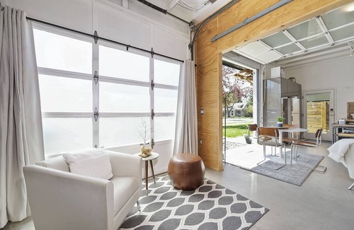 North End House | Upscale Hyde Park Urban Executive Suite w/Loft