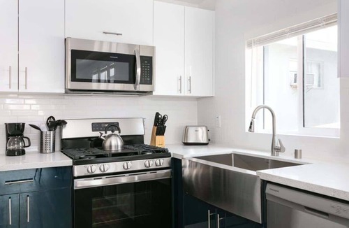Historic Filipinotown House | Upscale LA Getaway Sleeps 8 with Free Parking
