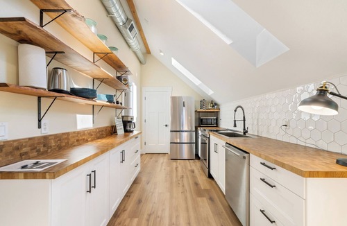 Vancouver Apartment | Upscale Lakefront ADU w/Access to Pickleball Court