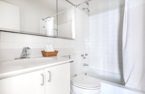 Lake View East Apartment | Upscale Lakeview Studio w/ Rooftop Pool near Wrigley Field, by Blueground