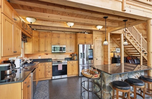 Perinton Cabin | Upscale log cabin w/20` ceilings, indoor hot tub & King beds