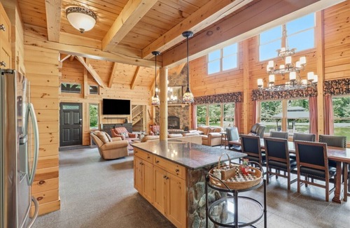 Perinton Cabin | Upscale log cabin w/20` ceilings, indoor hot tub & King beds