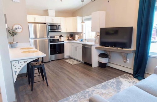 Palmer Bed & Breakfast | Upscale Mountain View Stay Steps to Downtown