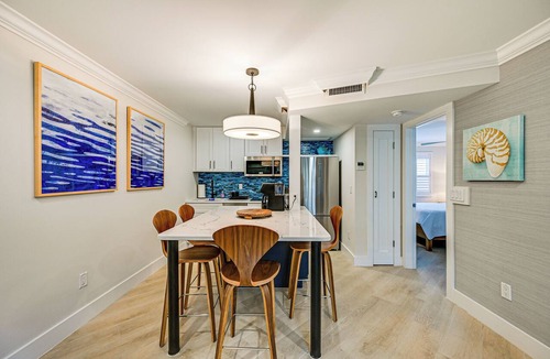 Old Naples Condo | Upscale Naples Condo w/Pool Access: Walk to Pier!