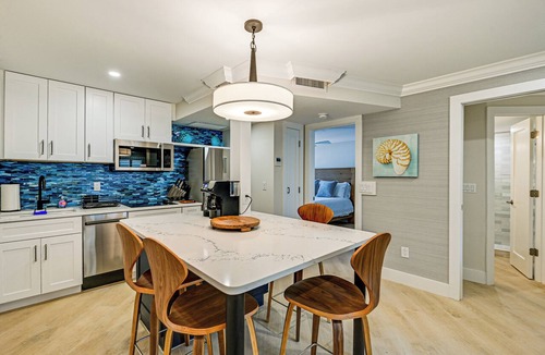 Old Naples Condo | Upscale Naples Condo w/Pool Access: Walk to Pier!