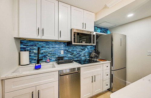 Old Naples Condo | Upscale Naples Condo w/Pool Access: Walk to Pier!