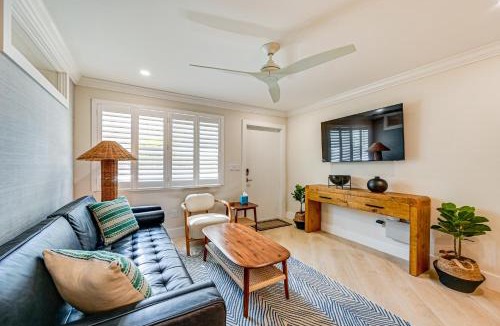 Old Naples House | Upscale Naples Condo w/Pool Access: Walk to Pier!