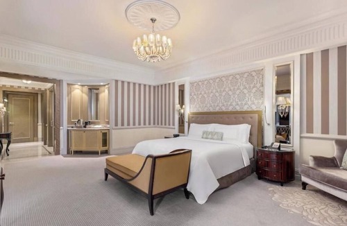 Sheikh Zayed Road Hotel | Upscale Palace Life: 1-BR Diplomat Suite in Luxurious Dubai Central