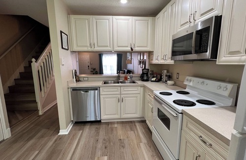 New Tampa House | Upscale: POOL, KING Bed, Long Stay by Tampa Palms