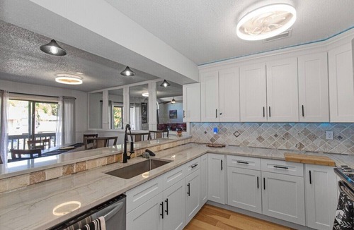 Ozona House | Upscale Quiet Close to everything
