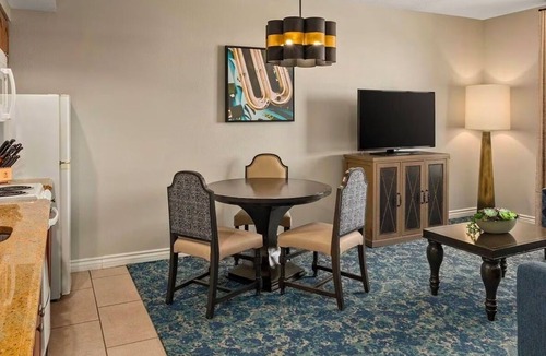 Las Vegas Hotel | Upscale Spacious 1-bdrm hotel suite walkn dist. to Las Vegas Strip, University