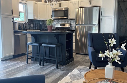 Cottonwood Cottage | Upscale, spotless cottage 5 min fm Old Town. Grassy yard, mature trees, fire pit