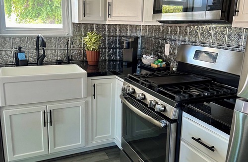 Cottonwood Cottage | Upscale, spotless cottage 5 min fm Old Town. Grassy yard, mature trees, fire pit