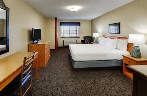 Moline Hotel | Upscale Stay in Moline w/Pool and Gym Onsite | 0.6 mi to John Deere Pavilion