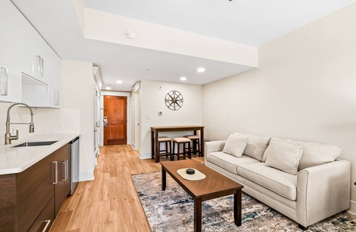 Baytowne Wharf Apartment | Upscale studio at The Village of Baytowne Wharf with AC, pool, hot tub & gym