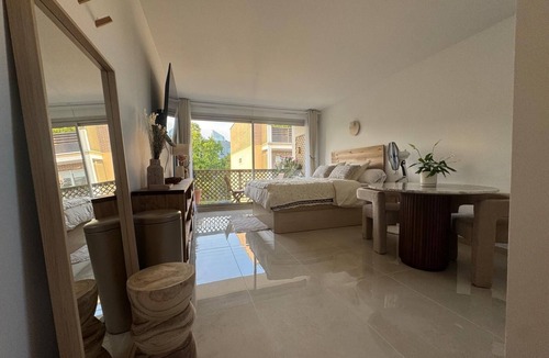 Plateau - Mont-Valerien Apartment | Upscale studio with balcony-La Défense