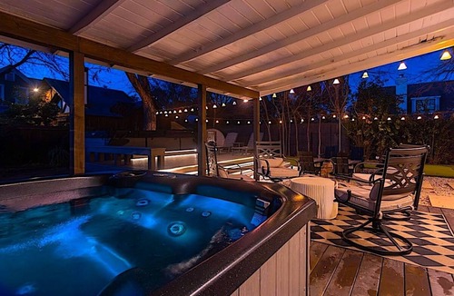 Fredericksburg House | Upscale|Swimspa-pool|sauna|hot tub|2 blk to Main