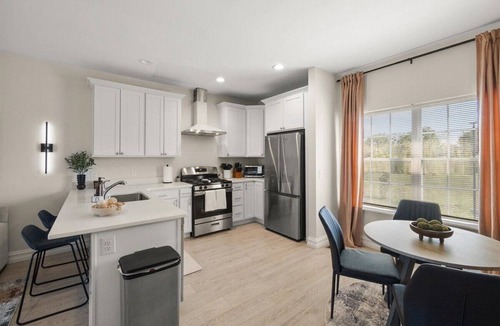 Bryant Pattengill West House | Upscale Townhome 9 mins to Campus & Stadium with Restaurants & Shopping Nearby