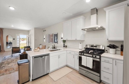 Bryant Pattengill West House | Upscale Townhome 9 mins to Campus & Stadium with Restaurants & Shopping Nearby