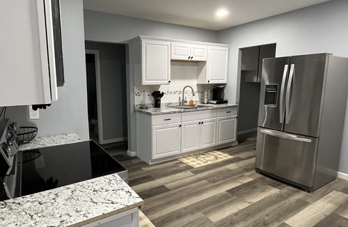 Springfield House | Upscaled Quiet Neighborhood- Modern 3 BDRM
