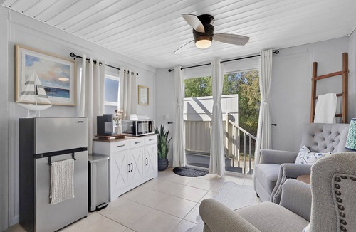 Rural Estates Apartment | Upstairs Studio Apartment with Pickleball Court on 5-Acre Estate