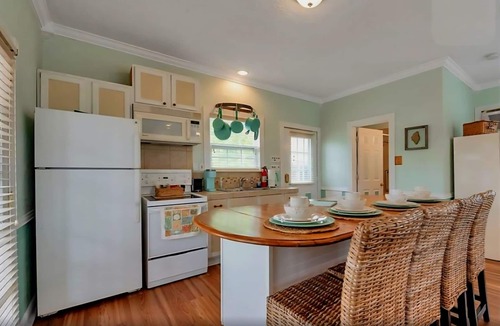 San Jacinto Apartment | Upstairs Studio Cottage with Balcony, steps from the beautiful Seawall & Fun