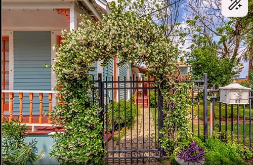 San Jacinto Apartment | Upstairs Studio Cottage with Balcony, steps from the beautiful Seawall & Fun