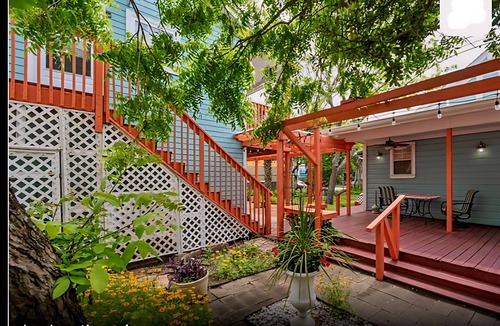 San Jacinto Apartment | Upstairs Studio Cottage with Balcony, steps from the beautiful Seawall & Fun