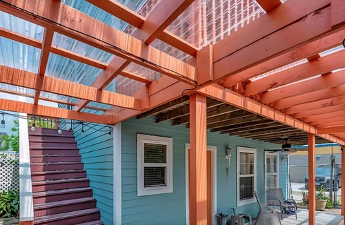 San Jacinto Apartment | Upstairs Studio Cottage with Balcony, steps from the beautiful Seawall & Fun