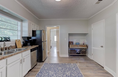 Uptown House | Uptown Chic- 2bd/1.5ba by St Jude/Medical District/Downtown