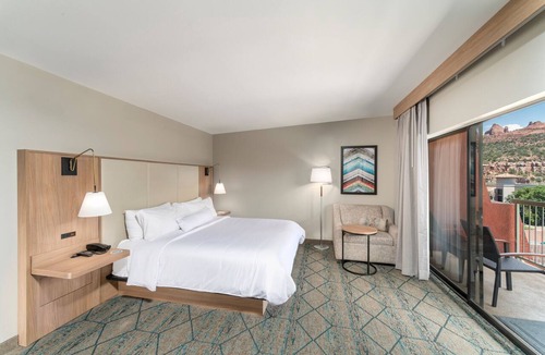 Uptown Sedona Hotel | Uptown King Hotel Room w/Private Patio and Mountain View @ The Matterhorn Inn