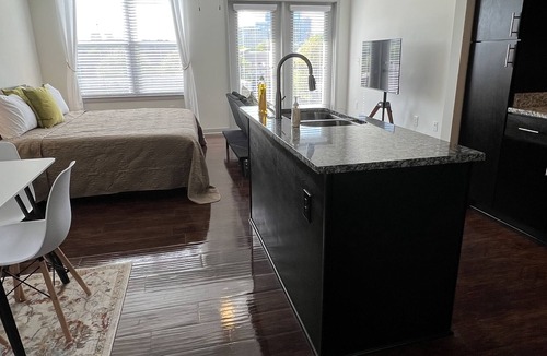 Second Ward Apartment | ✨UPTOWN-Modern King W/STUNNING Balcony View/Pool/Kitchen ✨