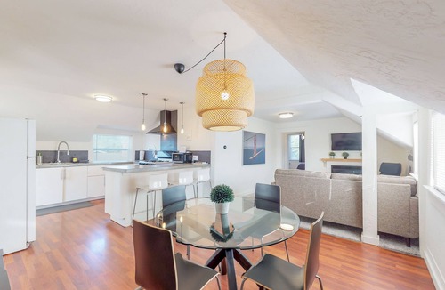 Eureka House | Uptown Rooftop Views, Modern 2 Bedroom Home