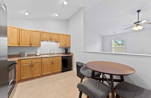 Knoxville House | Urban 2BR Retreat + Garage - 15 min to Downtown, UT Medical Center & Parkwest