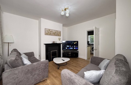 Ridgeway House | Urban Calm – Spacious 3-Bed Home with Free Parking Self Check-In