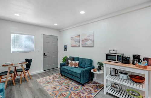 San Gabriel House | Urban Chic Hideout: King Bed, Widescreen TV, and Gourmet Kitchen - Explore the Heart of San Gabriel in Comfort!