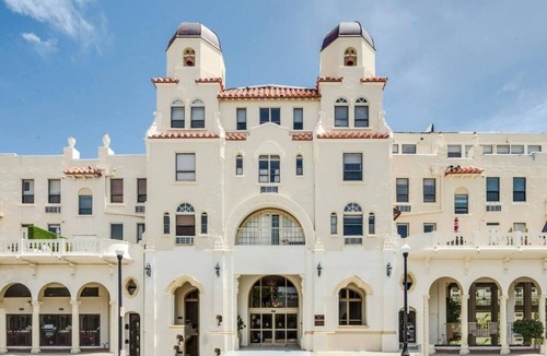 Palm Beach Condo | Urban Chic Modern Studio, pool. Min to beach, dining/shopping- perfect location.