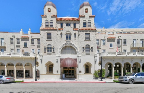 Palm Beach Condo | Urban Chic Modern Studio, pool. Min to beach, dining/shopping- perfect location.