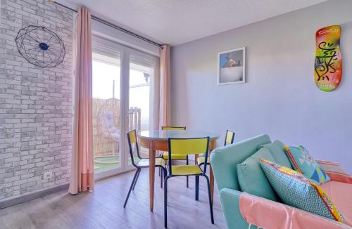 Les Aunettes Apartment | Urban Escape - Design Vibrant & Terrasse intime à 3 min du Parc des Coquibus - Proche ORLY