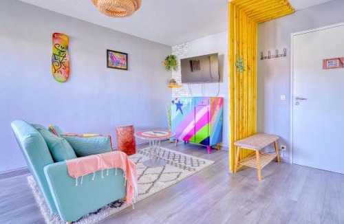 Les Aunettes Apartment | Urban Escape - Design Vibrant & Terrasse intime à 3 min du Parc des Coquibus - Proche ORLY
