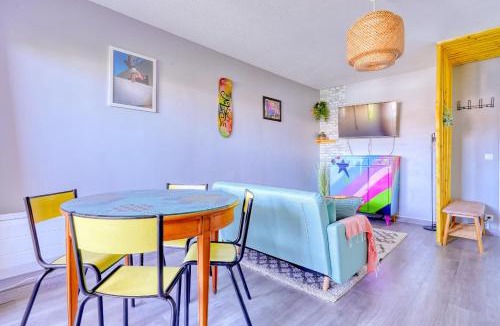 Les Aunettes Apartment | Urban Escape - Design Vibrant & Terrasse intime à 3 min du Parc des Coquibus - Proche ORLY