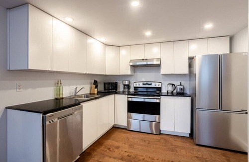 Shaughnessy Village Apartment | Urban Haven | Modern Comfort in Downtown MTL