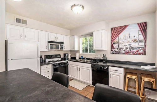 Aksarben - Elmwood Park Apartment | Urban Nook Omaha - Central location to everything