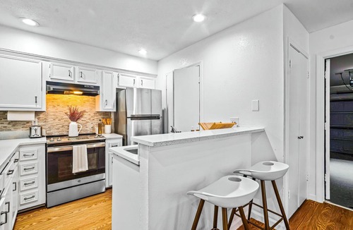Buckner Terrace - Everglade Park House | Urban Retreat: Near Downtown