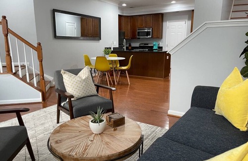Lakeview Villa | UrbanHaven - 2BD/2.5BA City/Suburb Living