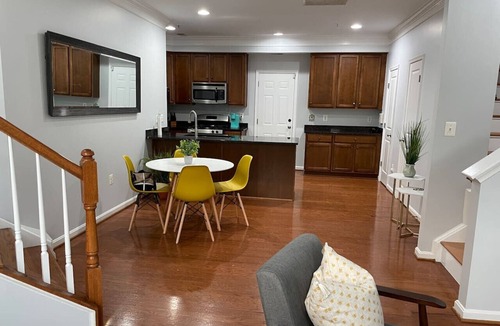 Lakeview Villa | UrbanHaven - 2BD/2.5BA City/Suburb Living