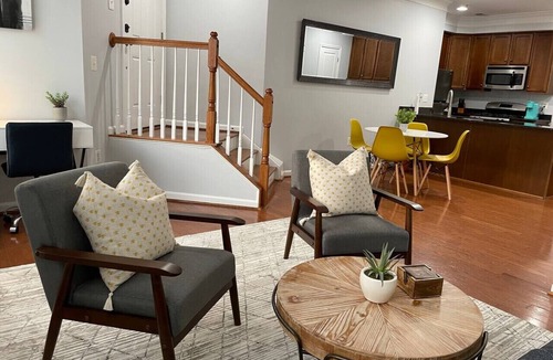Lakeview Villa | UrbanHaven - 2BD/2.5BA City/Suburb Living