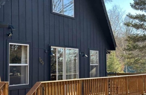 Stambaugh Ski Chalet | URSA MAJOR a charming three bedroom chalet suite