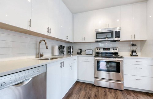 Central Business District Hotel | Spacious Modern 1BR Condo in California Building by Hosteeva