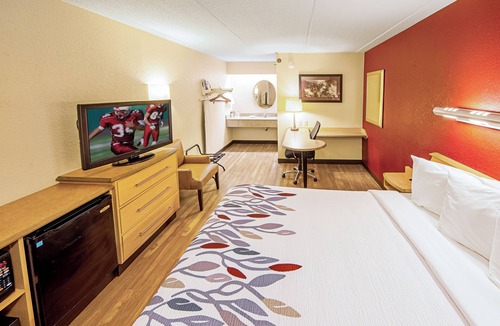 Milford Hotel | Convenient Room Close to Silver Sands and Milford Dining